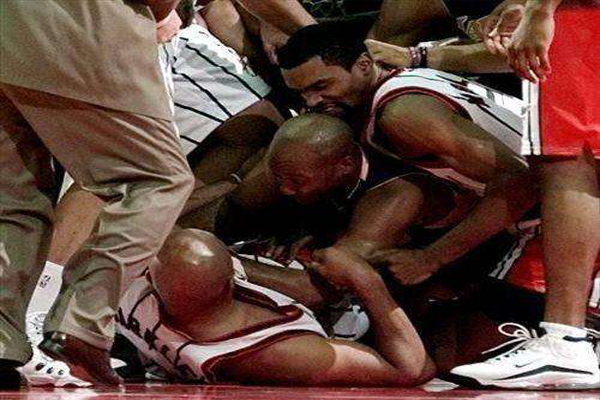 NBA十大冲突 可怕！最严重的将下颚和脸部骨折，后颅骨破裂