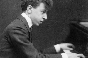 全球十大钢琴家 郎朗成功上榜,鲁宾斯坦堪称钢琴巨人