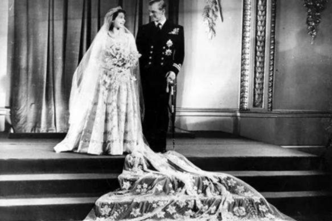 伊丽莎白二世的婚纱.png