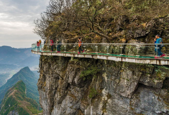 全球十大悬崖步道排行榜 中国上榜三处，每一个都超惊险