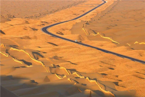 中国十大最美天路 塔克拉玛干沙漠公路路边全是沙漠