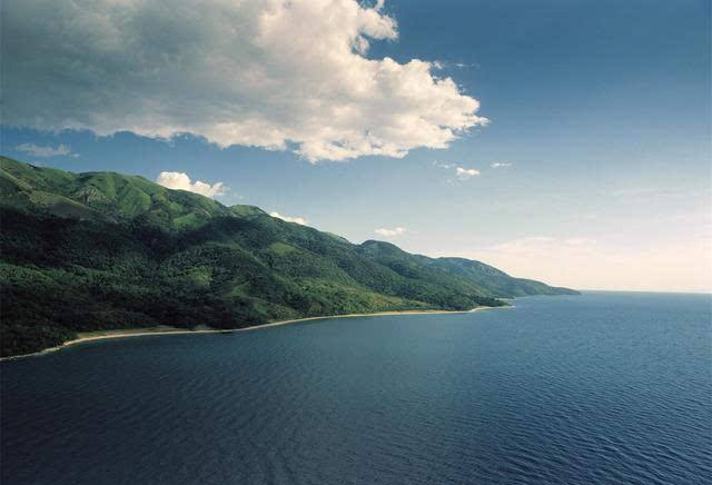 全球五大最深湖泊排行榜 贝加尔湖位列榜首，最深处达1680米