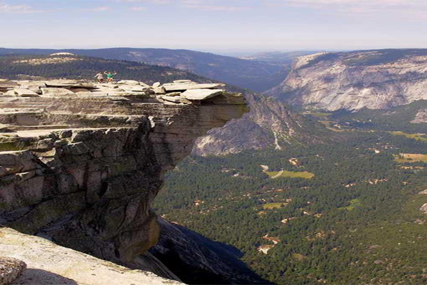 世界十大悬崖峭壁 恐怖！被大自然的鬼斧神工吓到腿软的景观