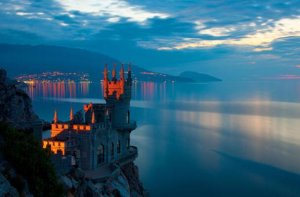 全球十大位置诡异的美丽城堡，眺望台城堡上榜，第一位于悬崖峭壁上